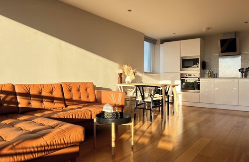 Bow Apartment | Stylish Modern Apartment with Panoramic Views at East London Bow