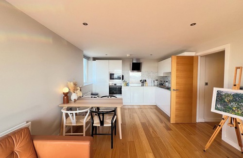 Bow Apartment | Stylish Modern Apartment with Panoramic Views at East London Bow