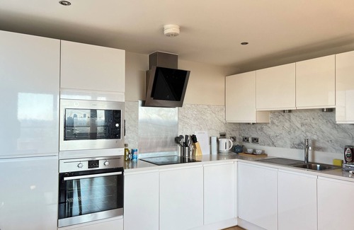 Bow Apartment | Stylish Modern Apartment with Panoramic Views at East London Bow