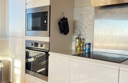 Bow Apartment | Stylish Modern Apartment with Panoramic Views at East London Bow