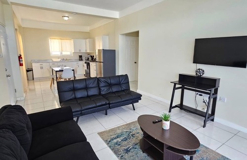 St. George's Apartment | Stylish modern apt beach view