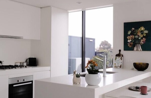 Richmond North Apartment | Stylish Modern Apt with Terrace