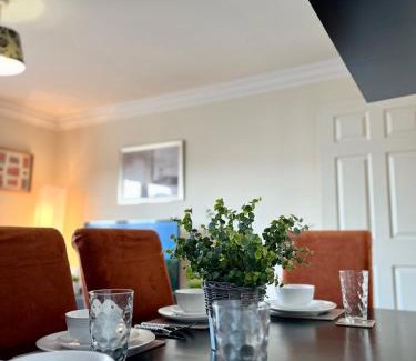 North Glasgow Apartment | Stylish Modern Flat with Juliet Balcony & Parking