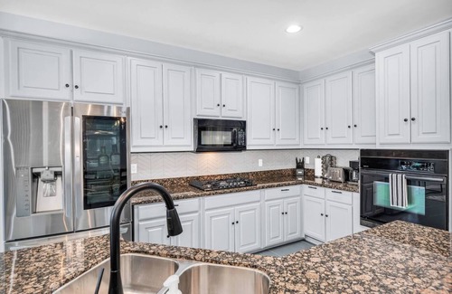 Dallas House | Stylish Modern Luxury! Absolutely no detail overlooked in the design of this newly renovated 2800 SF two-story single family home.