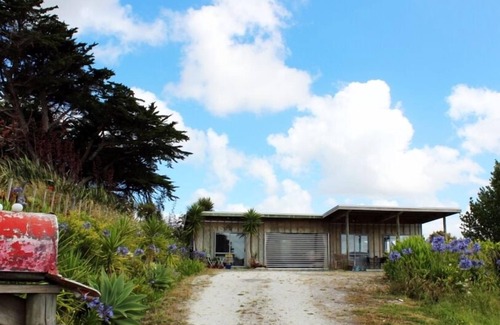 Kaiwaka House | Stylish modern bach with rural and water views