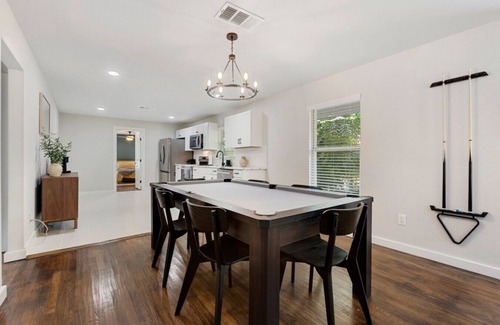 South Dallas - Fair Park House | Stylish Modern Oasis in Dallas with Pool Table