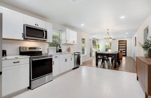 South Dallas - Fair Park House | Stylish Modern Oasis in Dallas with Pool Table