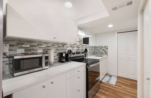 Squire Park Apartment | Stylish Modern Oasis in the City, South Capitol Hill - Very Walkable