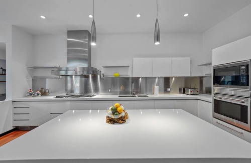 Village of East Hampton House | Stylish Modern Retreat in the Heart of the Hamptons: Your Perfect Getaway!