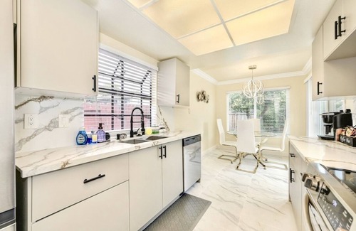 Southwestern Sacramento House | Stylish & Modern Sacramento Getaway Near Downtown!
