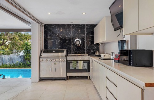 Morningside House | Stylish Morningside Family Home: 6 Bedrooms with Pool, Game & BBQ minutes to CBD