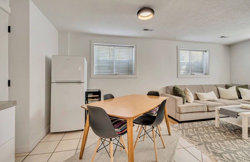 Sandy Apartment | Stylish Mountain Basecamp, Serene Comfort in 650 SqFt