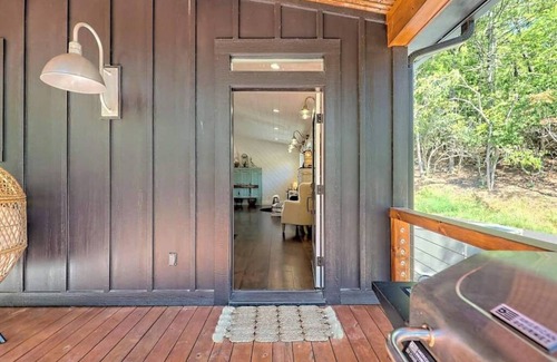 Hayesville Cottage | Stylish Mountain Escape -by Chatuge Home Concierge private, firepit