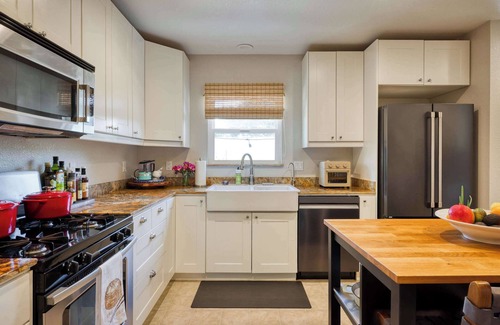 Napa House | Stylish Napa Home with Private Yard & Fire Pit