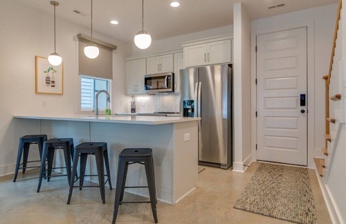 Greenwood House | Stylish Nashville Retreat with Garage