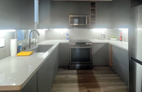 San Tomas House | Stylish new 2B2B detached house with a private backyard in a quiet neighborhood