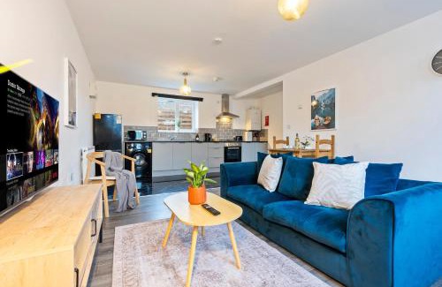 Cradley Heath Apartment | Stylish New Apartment - Free Wifi & Netflix - Parking 3MH