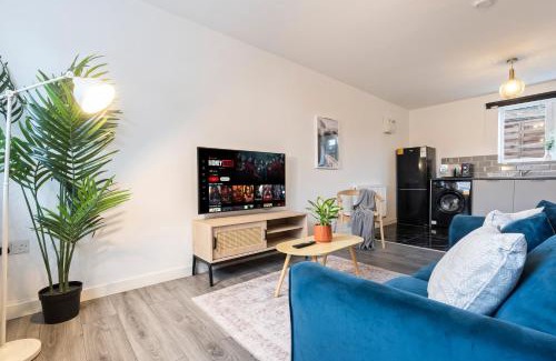 Cradley Heath Apartment | Stylish New Apartment - Free Wifi & Netflix - Parking 3MH
