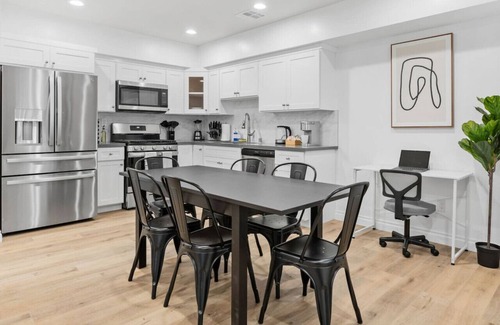 Compton House | Stylish New home Near DTLA, Disneyland, SOFI