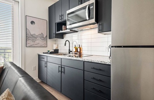 Neartown Condo | Stylish New Studio DT | Pool, Gym & Rooftop Lounge