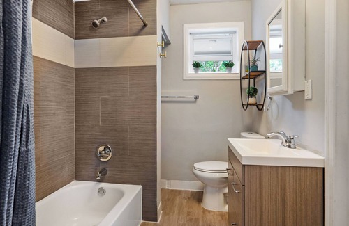 North Miami House | Stylish North Miami Guesthouse with King Bed, Parking, WIFI