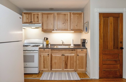 Neighborhood of the Arts Apartment | Stylish NOTA Apartment Queen+ Sofa-Bed & Parking