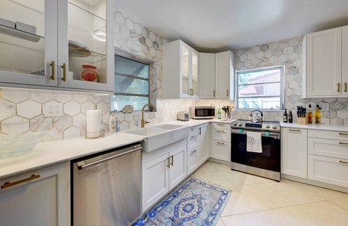 Beachway Estates House | Stylish Oasis: Near Attractions, Newly Renovated Home with Modern Amenities, Family and Dog-Friendly