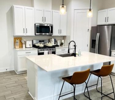 MLK House | Stylish Oasis - Near City Center - Mins 2 Downtown
