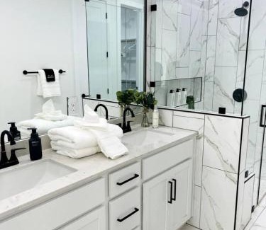 MLK House | Stylish Oasis - Near City Center - Mins 2 Downtown