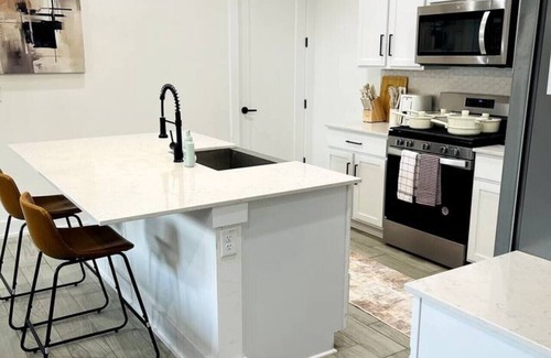 MLK Apartment | Stylish Oasis - Near City Center - Mins 2 Downtown