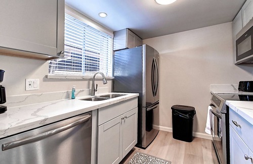 Fashion Square House | Stylish Old Town 2Bd 2Ba Townhome Pool AC Fashion Square