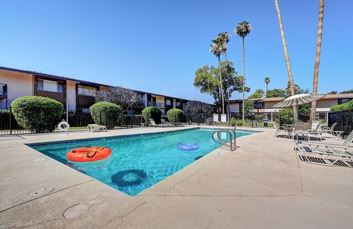 Fashion Square House | Stylish Old Town 2Bd 2Ba Townhome Pool AC Fashion Square