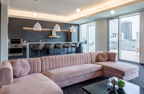 Old Town Apartment | Stylish Old Town Studio Gym, W/D, Outdoor Firepit & A/C, by Blueground