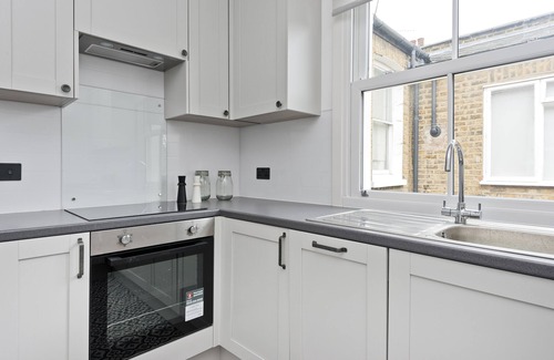 Boleyn Apartment | Stylish one bedroom flat near Kew Gardens by UnderTheDoormat