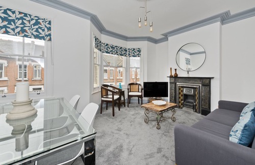 Boleyn Apartment | Stylish one bedroom flat near Kew Gardens by UnderTheDoormat