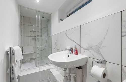 Portsoken Apartment | Stylish One-Bedroom Flat with Private Amenities – Your Home Away from Home!