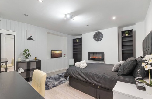 Portsoken Apartment | Stylish One-Bedroom Flat with Private Amenities – Your Home Away from Home!