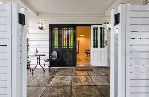 Rewa Apartment | Stylish One-Bedroom Retreat in New Plymouth