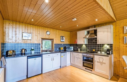 Summerbridge Ski Chalet | Stylish open plan lodge with king-size four poster bed.