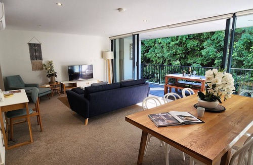 Randwick Apartment | Stylish Parkside Retreat - Outdoor Pool & Undercover Parking - Randwick