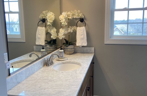 Forest House | Stylish, Peaceful 4BR, Mtn View, Jacuzzi, 4 dining areas, Patio & Large Yard