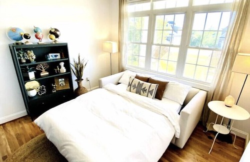Forest House | Stylish, Peaceful 4BR, Mtn View, Jacuzzi, 4 dining areas, Patio & Large Yard