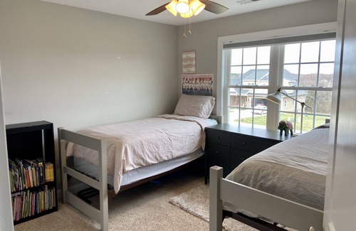 Forest House | Stylish, Peaceful 4BR, Mtn View, Jacuzzi, 4 dining areas, Patio & Large Yard