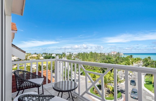 Nassau Condo | Stylish Penthouse with Ocean Views and Beach Access