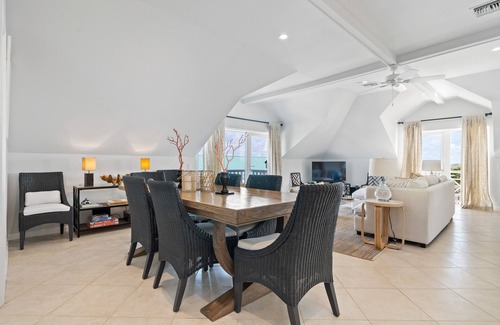 Nassau Condo | Stylish Penthouse with Ocean Views and Beach Access