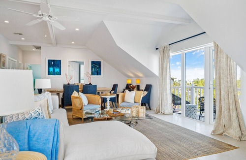 Nassau Condo | Stylish Penthouse with Ocean Views and Beach Access