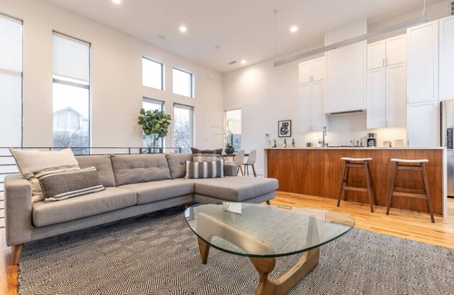 Knox - Henderson House | Stylish & Perfectly Located Deluxe 2-Bed Townhome