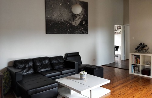 Glenfield House | Stylish Pet Friendly Master Suite + Renovated Ensuite + TV + Free Tea Coffee