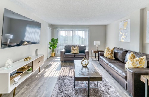Landmark Apartment | Stylish Pet-Friendly 2-Bedroom Apartment W/pool