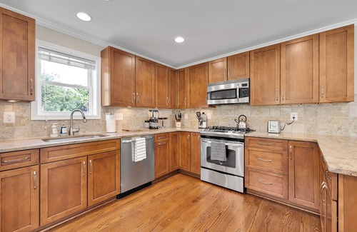 Claremont House | Stylish, Pet-Friendly, 4BR Perfect for Extended Stays - 15 mins from DC